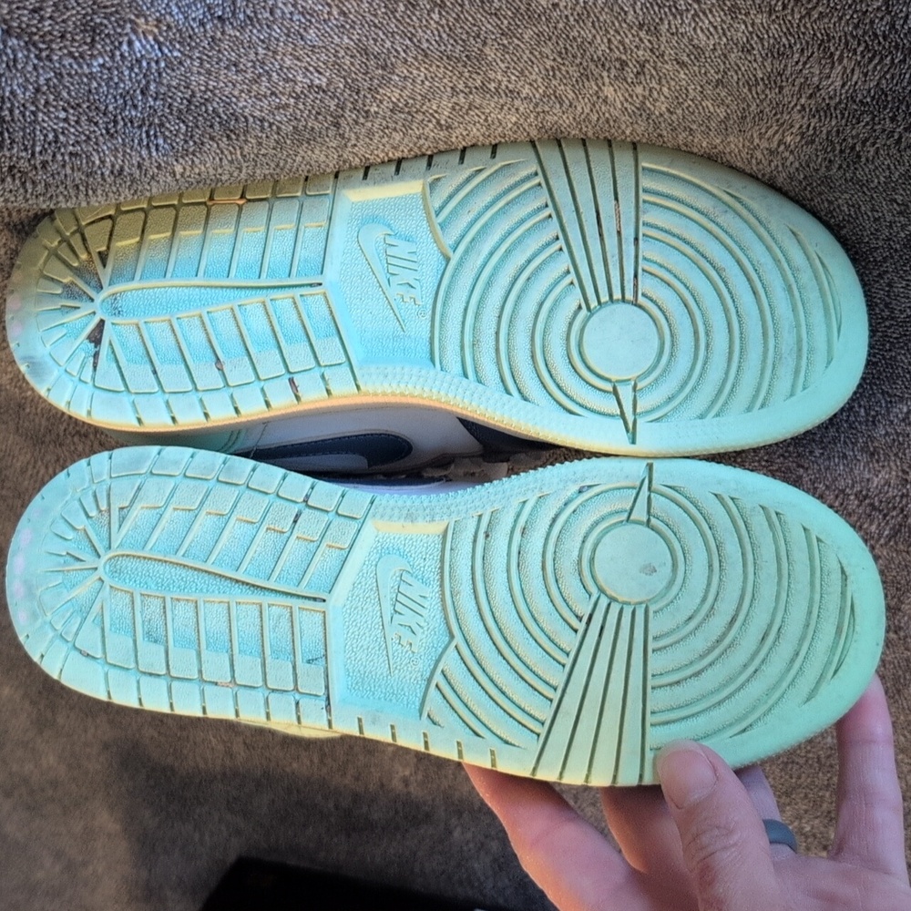 Children's Jordan 1 Mids - Picture 4 of 5